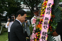 김상곤(43회) 경기도교육감 학생탑 참배