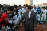 강삼석(39회)동문, 모교 야구부에 피칭머신기 전달식